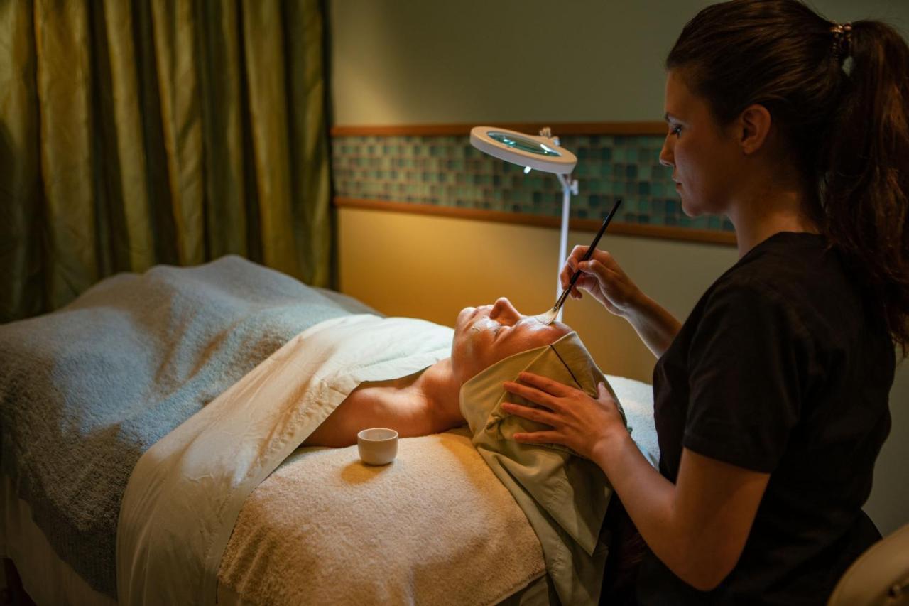 Hilton Beachfront Resort & Spa Hilton Head Island Kültér fotó A facial treatment