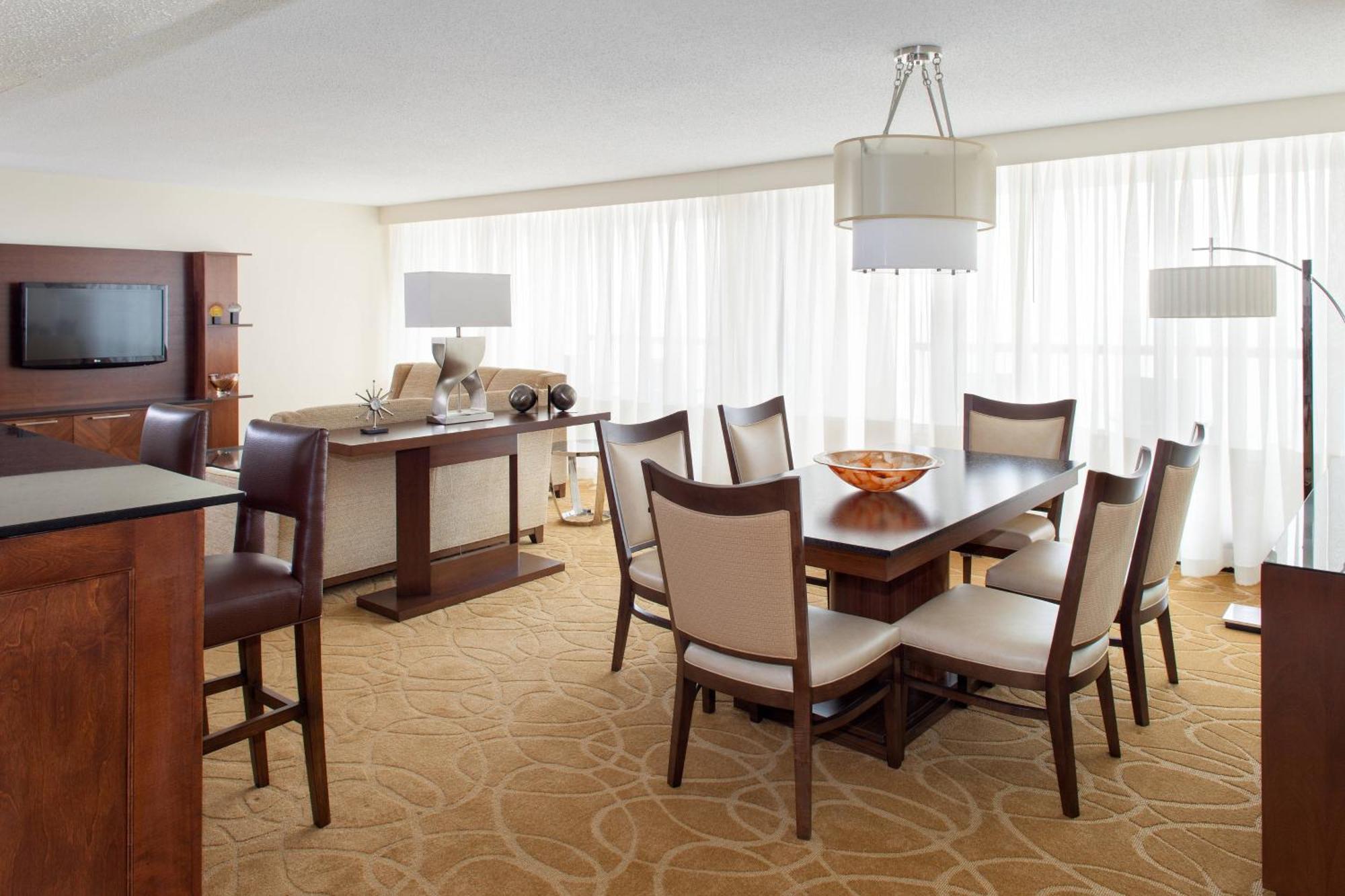 Hilton Beachfront Resort & Spa Hilton Head Island Kültér fotó A suite at the Hilton San Francisco