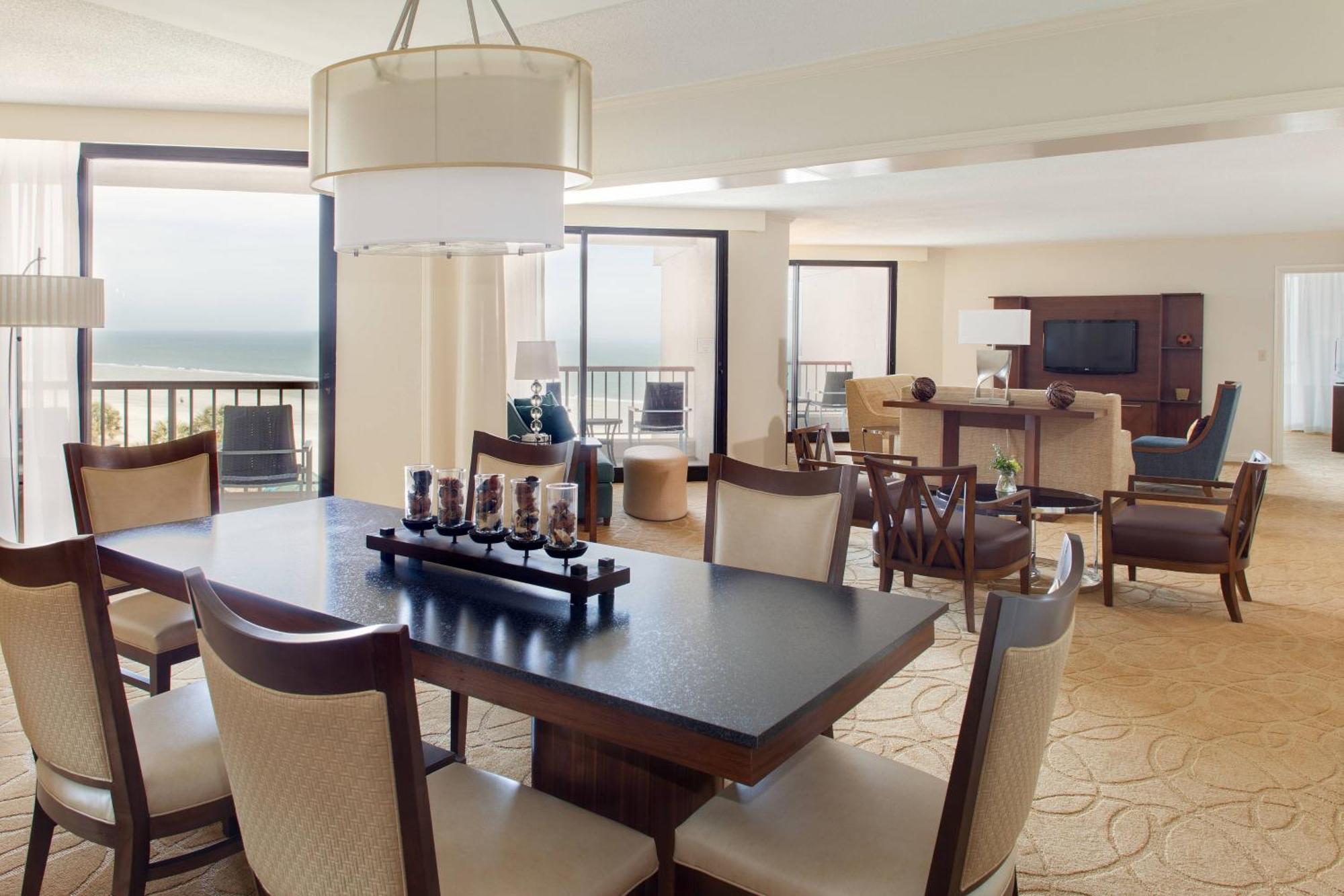 Hilton Beachfront Resort & Spa Hilton Head Island Kültér fotó A suite at The Ritz-Carlton, Laguna Beach
