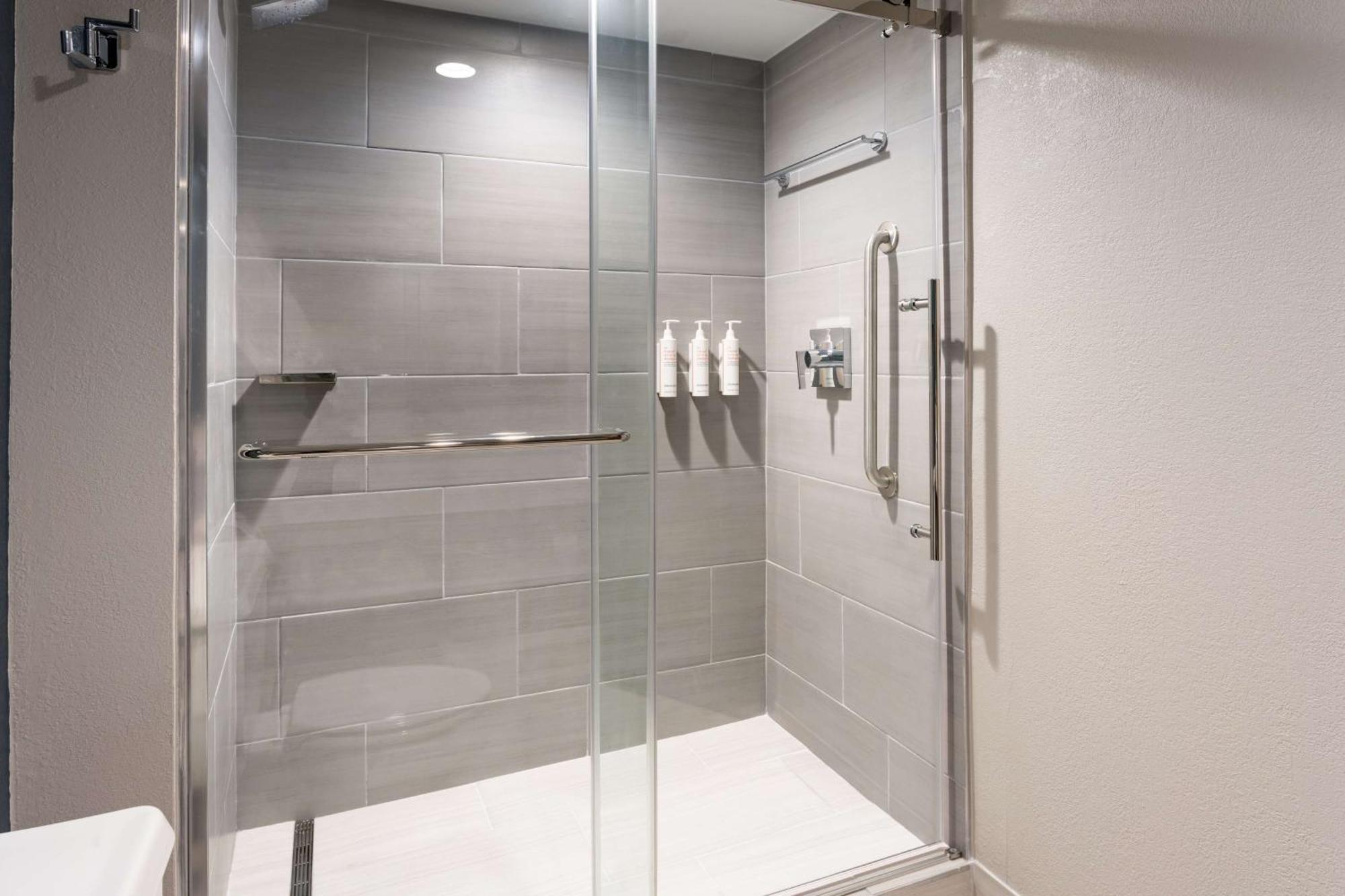 Hilton Beachfront Resort & Spa Hilton Head Island Kültér fotó A shower enclosure